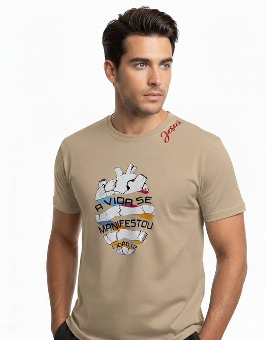 T-shirt Masculina " A vida se Manifestou. 1 João 1:2"